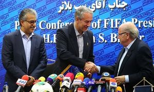 아시아축구연맹(AFC)의 살만 빈 이브라힘 알 칼리파 회장과 이란축구협회의 알리 카파시안 회장과 기자회견을 하고 있는 블라터.