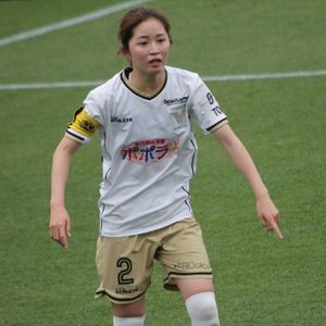 2022년 도쿄 베르디 벨레자에서 주장 완장을 찬 시미즈 리사