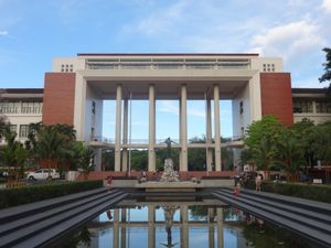 마닐라에서 딜리만으로 필리핀 대학교를 이전한 것이 케손 시티 건설의 전례가 되었다.