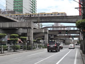 EDSA와 아우로라대로 교차로, LRT-2와 MRT-3의 고가교가 보임. 위를 지나는 LRT-2 열차