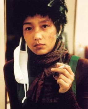 2001년 영화 소름에서 학대받는 흡연자 선영 역을 맡은 장진영. 이 작품으로 여러 상을 수상하며 주연 배우로서의 입지를 다졌다.