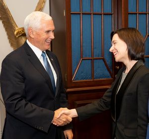 2019년 9월 18일 워싱턴 D.C.에서 미국 부통령 마이크 펜스와 만난 산두