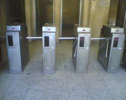 카이로 지하철의 구형 회전식 개찰구. 2010년대 중반에 새로운 개찰구로 교체되었다.