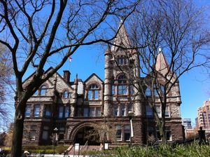 토론토 대학교 캠퍼스는 해롤드와 쿠마: 화이트캐슬로 가는 길의 촬영지 중 하나였다.