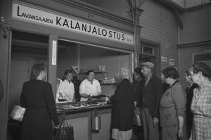 1950년대 핀란드(Finland) 코트카(Kotka)의 시장 건물 앞에 있는 고객들