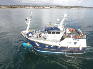 항구로 돌아오는 자망 어선