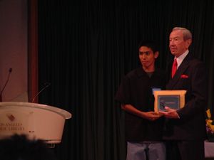 2004년 워런 크리스토퍼가 자신의 이름을 딴 장학금을 수여하는 모습