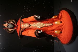 스타워즈 에피소드 1: 보이지 않는 위험(1999)에 나오는 포트먼의 의상. 디트로이트 예술 연구소에 전시되어 있다.