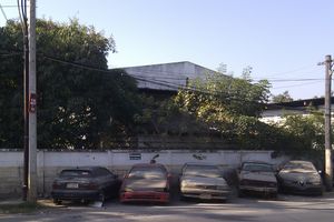 홍수가 끝난 후 버려지고 파손된 차량