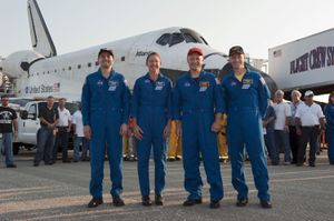 아틀란티스호 앞에 서 있는 STS-135 승무원들.
