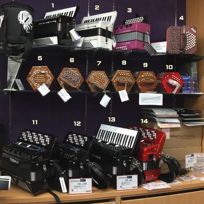 벨로즈로 작동하는 악기 피아노 아코디언: 1, 2, 13 / 다이어토닉 버튼 아코디언: 3 / 크로매틱 버튼 아코디언: 11, 12, 14 / 디지털 아코디언: 11, 12, 13, 14 / 반도네온: 4 / 잉글리시 콘서티나: 5 / 앵글로 콘서티나: 6, 7, 8, 9, 10