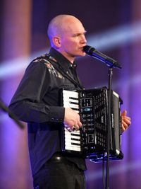 라이너 폰 필렌이 롤랜드 디지털 V-아코디언을 연주하는 모습. 전자 스위치 패널을 통해 아코디언의 사운드, 음색, 볼륨을 변경할 수 있다.