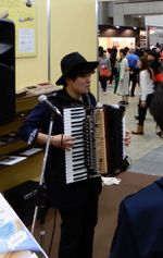 오른쪽 상자의 앞쪽 그릴(망판)을 제거하면 음색이 날카로워진다. 상자 내부의 "게다" 모양의 기구가 드러나 보인다.