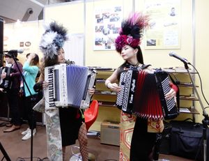 피아노식 건반(왼쪽)과 버튼식 건반(오른쪽)의 듀오(메구리~MeguRee~). 악기페어 2018에서.