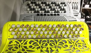 이탈리아식 버튼 건반. 앞쪽 악기는 4열이지만, 뒤쪽 악기는 5열이다. 도쿄·다니구치가키에서 촬영