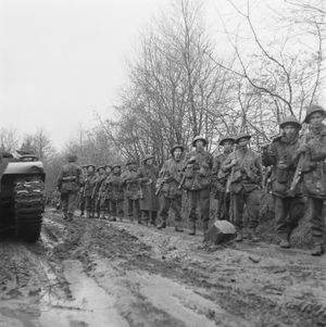 1945년 4월, 엔스헤데에서 진격하는 영국군