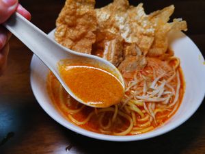 코코넛 밀크는 "레막"이라고 불리는 코코넛의 풍부한 향을 제공한다.