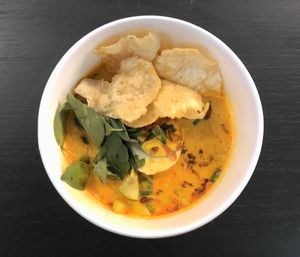 엠핑(emping) 과자와 함께 제공되는 베타위 락사(Laksa Betawi)