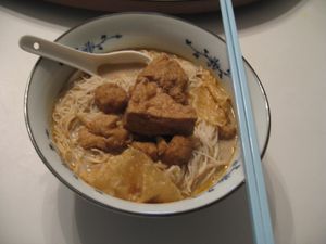 말레이시아의 락사 조호르. 리아우 제도에서 볼 수 있는 것과 유사하다.