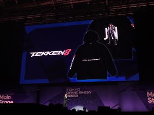 2023년 도쿄 게임 쇼에서 주요 캐릭터 카자마 진과 함께 홍보 마케팅을 펼치며 《철권 8》을 홍보하고 있다