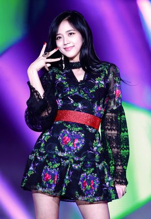 2017년 10월 코리아 뮤직 페스티벌에서 마지막처럼을 공연하는 지수