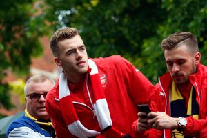 챔버스(중앙)는 2015년 FA컵 결승전에서 아스널의 승리 후 열린 승리 퍼레이드에 참가했다.