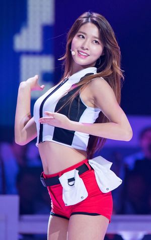 2016년 5월 24일 KBS 1TV 《열린음악회》에서 공연 중인 설현