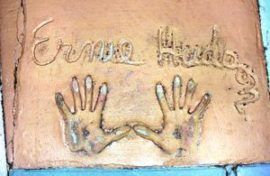 디즈니 할리우드 스튜디오 테마파크의 위대한 영화 탑승 앞에 있는 허드슨의 손도장