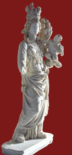 부(富)의 신 플루토스를 아이처럼 안고 있는 티케 여신. 헬레니즘 예술, 로마 시대, 서기 2세기. 현재 이스탄불 고고학 박물관 소장. 프루시아스 아드 힙피움(오늘날 듀즈제 일(il)에 위치) 출토.