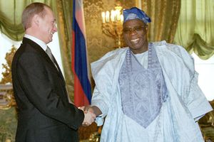 2001년 크렘린에서 블라디미르 푸틴과 함께한 오바산조