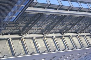 왼쪽에는 타워 모서리의 "X"자형 브레이싱이, 오른쪽에는 세라믹 스크린의 캔틸레버가 보인다.