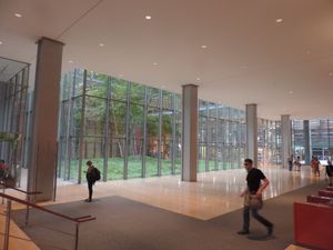 로비, 연단의 정원을 향하고 있음