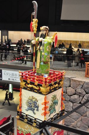 현재 에도 도쿄 박물관에 보관되어 있는 간다 신사의 관우상이 실린 신토 행렬 수레