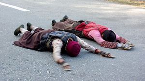 티베트 사람들이 라싸로 순례하는 모습, 종종 여정 전체에 걸쳐 전신 절을 한다