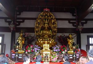 중국 저장성 저우산 푸토산에 있는 부컨취 관음원(不肯去觀音院)의 십일면관음상