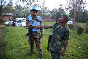 인도군 평화유지군과 FARDC 군인이 악수하며 서로 격려하고 있다