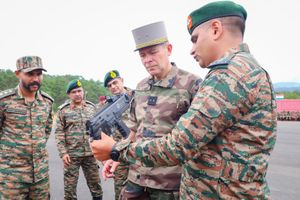 샤크티 훈련 중 인도군이 프랑스 군인에게 ASMI를 보여주는 모습