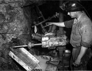 1951년 오스트레일리아 칼굴리(Kalgoorlie)의 어소시에이티드 골드 광산(Associated Gold Mine)의 경암 채광