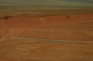 네바다주 엘코 근처 금광에서 시안화 용출 "더미" 작업. 광석 더미 위에는 시안화물 용액을 분사하는 스프링클러가 있다.