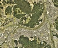 구라요시 시 중심부 주변 항공 사진(2016년 10월 22일 촬영). 국토교통성 국토지리원 [https://mapps.gsi.go.jp/ 지도·항공 사진 열람 서비스] 항공 사진 기반 제작.