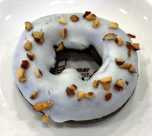 일본 미스터도넛의 화이트 아몬드 초콜릿 도넛