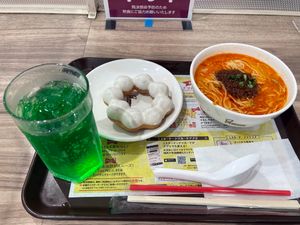 도넛 외에도 단단면과 같은 다른 음식도 판매한다.