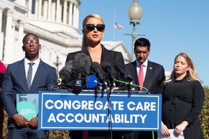 힐튼이 2021년 10월 미국 국회 의사당 밖에서 기자 회견을 하는 모습