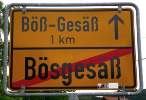 독일 도시의 표지판 "뵈스게제스"이며, 1킬로미터 떨어진 뵈스-게제스에 대한 언급이 있다.