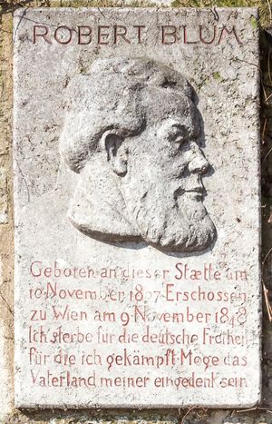 쾰른 피시마르크트에 있는 로베르트 블룸 기념비. 비문: "1807년 11월 10일 이곳에서 태어나, 1848년 11월 9일 빈에서 사살됨; 내가 싸웠던 독일의 자유를 위해 죽는다. 조국이 나를 기억하길 바란다."