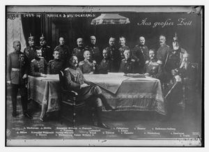 빌헬름 2세 황제. 베트만 홀베크는 오른쪽에서 두 번째에 서 있다.