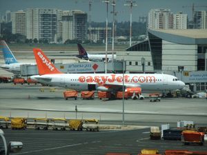 이지젯 스위스(easyJet Switzerland)의 에어버스 A320 항공기가 3터미널에 주기되어 있다. 이전에는 이지젯(easyJet)과 같은 일부 저가 항공사의 국제선 승객들은 1터미널에서 체크인을 하고 버스를 타고 3터미널 출발장으로 이동하여 탑승했다.