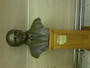 현재는 제거된 O.R. 탐보 흉상이 CTB 상단 항공기 관람 데크에 전시되어 있었다.