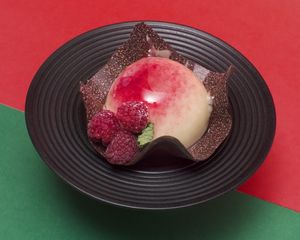 라즈베리로 장식된 커스터드