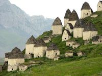 다르가브스 마을 근처의 묘지에 있는 시체 안치소